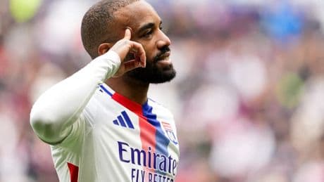 Dernier match d'Alexandre Lacazette à l'OL: les joueurs et les fans rendent hommage au "Général"