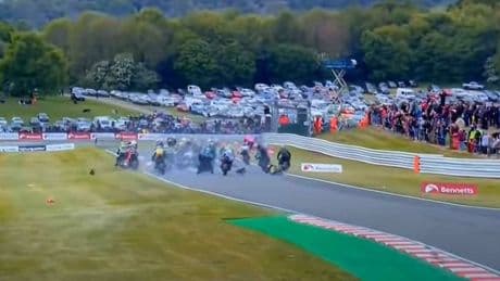Catastrófico accidente en Oulton Park: mueren dos pilotos y otros 9 heridos en un choque masivo