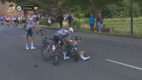 Einde Tour voor Philipsen, etappewinnaar hard onderuit bij tussensprint
