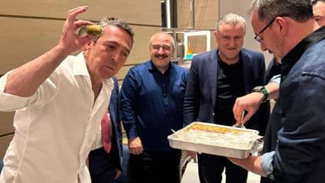 Euroleague finali öncesi sıcak görüntüler! Bakanlardan Ali Koç'a uğur baklavası