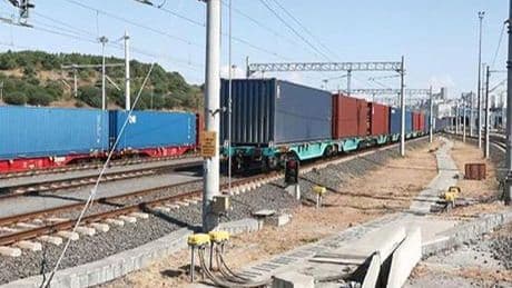 Türkiye-Çin-Avrupa Demiryolu Hattı'nda yola çıkan iki yük treni İstanbul'a ulaştı