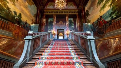 Vorstelijke entree Paleis Het Loo in volle glorie te bewonderen, restauratie nodig anders gaat kunstwerk verloren