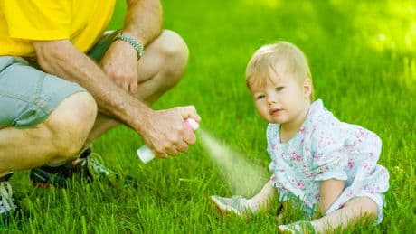 Insecticides, vêtements, huiles essentielles... Comment protéger son bébé des moustiques ?
