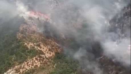 Los bomberos de Navarra tratan de sofocar un incendio descontrolado en el valle de Urraúl Alto