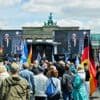 „Deutschland steht auf“: Hunderte Teilnehmer bei Kundgebung am Brandenburger Tor