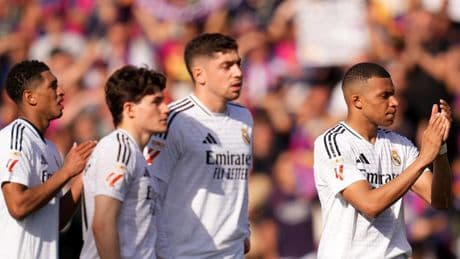 Aficionados del Madrid se citan en Valdebebas para recibir a los jugadores...y no para felicitarles