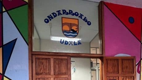 El Ayuntamiento de Ondarroa denuncia la expulsión de un policía municipal de la zona de txosnas en fiestas