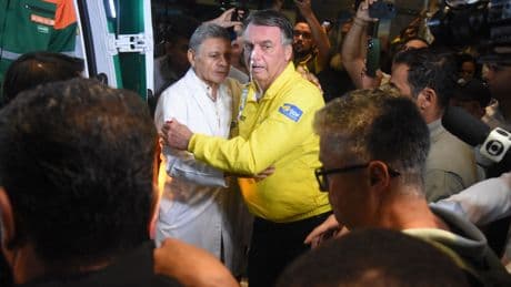 Operan a Bolsonaro por problemas derivados de una cuchillada en el abdomen que recibió en 2018