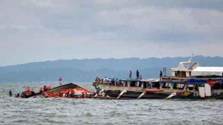 Indonesia, barca si ribalta al largo di Sumatra: 11 dispersi