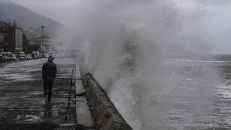 O 2 ilde denizden uzak durun! Meteoroloji'den fırtına uyarısı: Rüzgarın hızı saatte 75 kilometreye ulaşacak