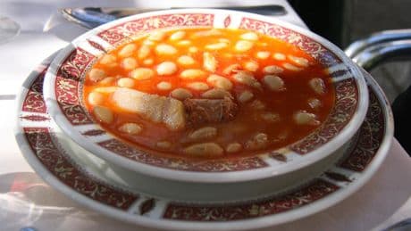 El error que cometemos al comer en España y está aumentando el cáncer de colon según los médicos