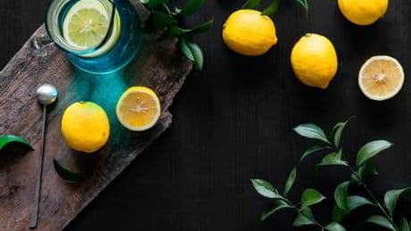Bere acqua e limone al mattino fa bene? Cosa dice lo scienziato