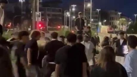 Maxi rissa in corso Italia, proseguono le indagini: i nuovi video