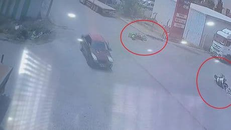 Motosikletlerin çarpışmasıyla yere savruldular