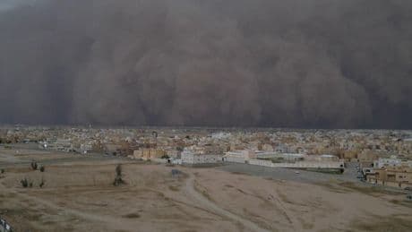 Una gigantesca tormenta de arena engulle una ciudad saudí y obliga al confinamiento