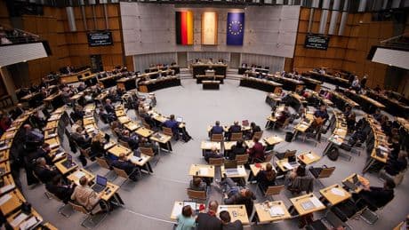 Parteienverbot: Streit im Abgeordnetenhaus um AfD-Verbotsverfahren