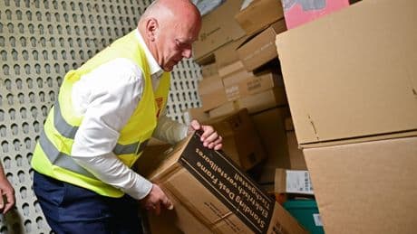 Berlin: Kai Wegner fordert 20-Kilo-Grenze für Paketboten