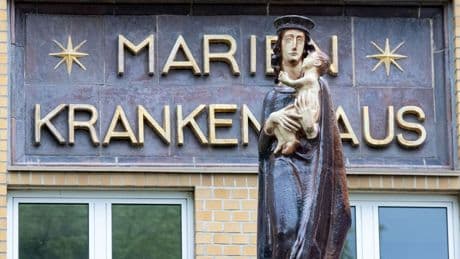 Verdacht auf Brandstiftung: Nach Brand in Klinik: Tatverdächtiger kommt vor Haftrichter