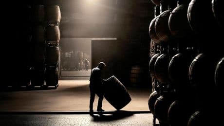 Así es como el grupo H&A alarga 20 años la vida de una barrica de vino de la que acabará saliendo ron o whisky