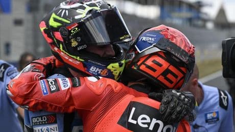 Marc Márquez estudia la telemetría de Fermín Aldeguer y le advierte en plena celebración: "Te la estás jugando"
