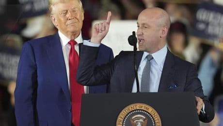 Trump estudia suprimir el habeas corpus y lanza un plan de vuelos gratuitos para incitar la autodeportación de migrantes