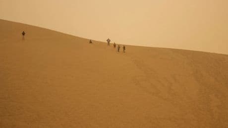 Himmel leuchtet orange: Sand und Staub legen weite Teile Perus lahm