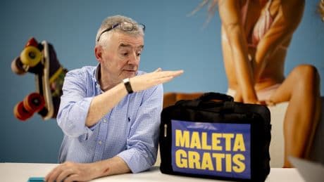 Ryanair cambia su política de equipajes y ampliará cinco centímetros el tamaño de las maletas permitidas