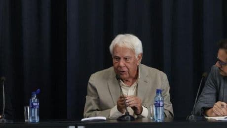 Felipe González, a micro cerrado en un aula de la UNED: "Antes la convivencia se rompía desde abajo y ahora desde arriba"