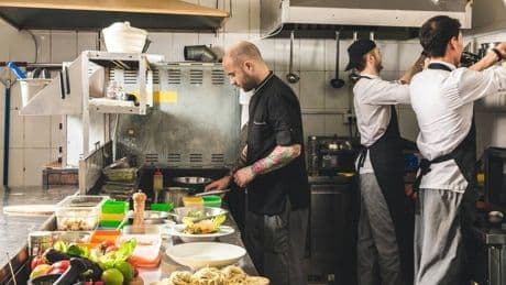 La falta de cocineros por las nuevas aperturas desata la 'guerra' entre restaurantes bilbaínos