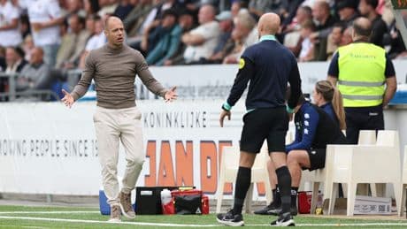 Fortuna Sittard-trainer Danny Buijs verbijsterd door beslissing scheidsrechter: ’Nu komen zij mij opzoeken’