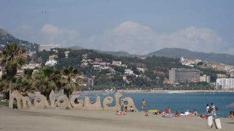 "Están privatizando la playa": en Málaga los megachiringuitos se están adueñando de las zonas de baño de la ciudad