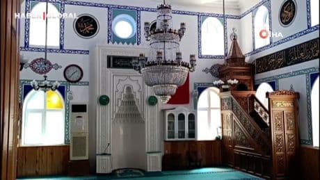 Camide sızan adamı cemaat uyandıramadı, ambulansla hastaneye kaldırıldı