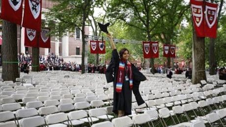 Stranieri ad Harvard. Trump tira dritto, il tribunale anche: "Non cacci nessuno"