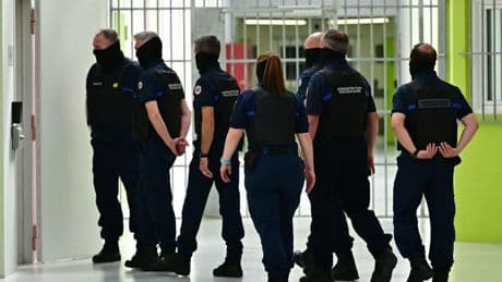 Après les rafles dans les gares, Retailleau et Darmanin lancent la chasse aux étrangers en prison