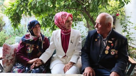 Bakan Göktaş'tan, 48 yıllık evli Bulut çiftine ziyaret: Köyümüze gelen ilk bakan