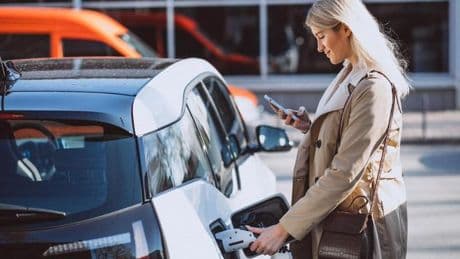 ¿Me pueden multar por aparcar en las plazas reservadas para la carga de los coches eléctricos? Esto es lo que dice la ley