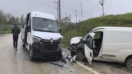 İşçi servisi ile hafif ticari araç kafa kafaya çarpıştı: 13 yaralı