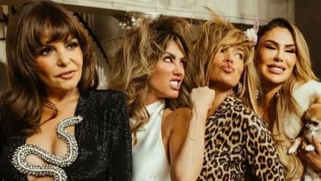 Karol G sorprende con despeinados y &#039;looks&#039; para promocionar su videoclip