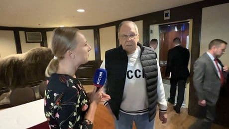 El canciller ruso Lavrov llega a Alaska con una sudadera con el lema de la Unión Soviética