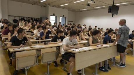 La falta de plazas en la universidad pública empuja a familias vascas hacia la privada con reservas de 3.000 euros