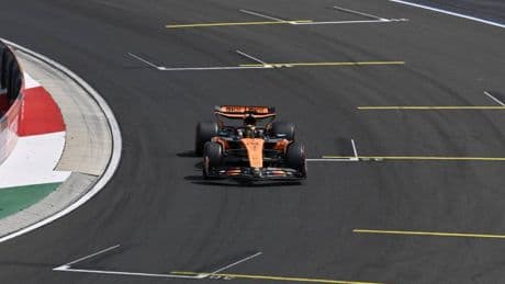 F1, impresa pazzesca di Leclerc in Ungheria. Prima pole position stagionale per le Ferrari