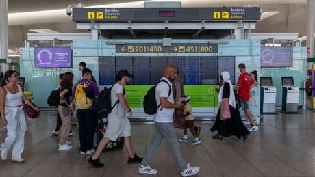Barcelona: Familie lässt Sohn am Flughafen einfach stehen