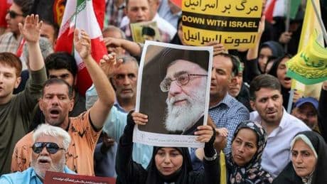 Khamenei prova a salvarsi: un salvacondotto russo per arrivare in segreto a Mosca. Netanyahu: «Ucciderlo porterà la pace»