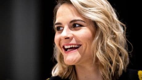 Fußball-EM 2025: Hazel Brugger besucht DFB-Frauen