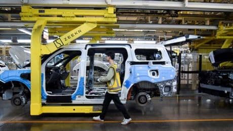 En Chine, les usines tournent à plein régime, la consommation patine