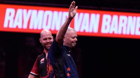 Publiek wordt gek: Raymond van Barneveld na comeback door naar tweede ronde in meeslepend duel