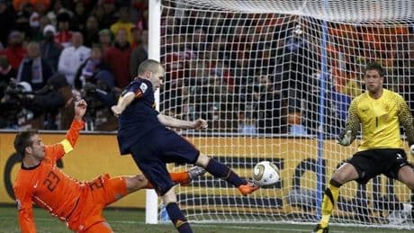 Iniesta, Casillas, Xavi y Villa 'fichan' para el Mundial 2030