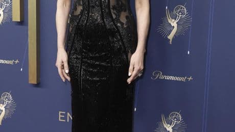 De la elegancia gótica de Catherine Zeta-Jones al top 'naked' de pedrería de Jenna Ortega: los mejores looks de los Emmy
