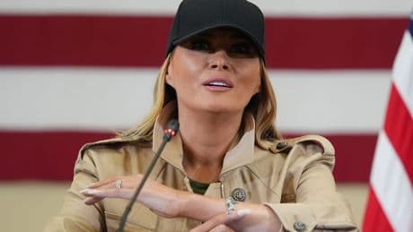 First Lady Melania trägt Armband aus Sturzflut-Camp