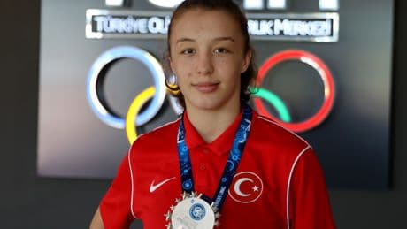 Milli güreşçi Eylem Engin'den altın madalya!